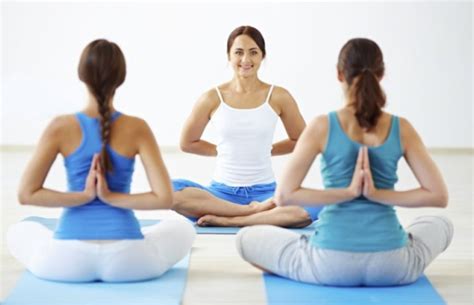 Evde Yoga İle Zihinsel ve Fiziksel Sağlığı Geliştirme Yolları Evde Yoga İle Zihinsel ve Fiziksel Sağlığı Geliştirme Yolları